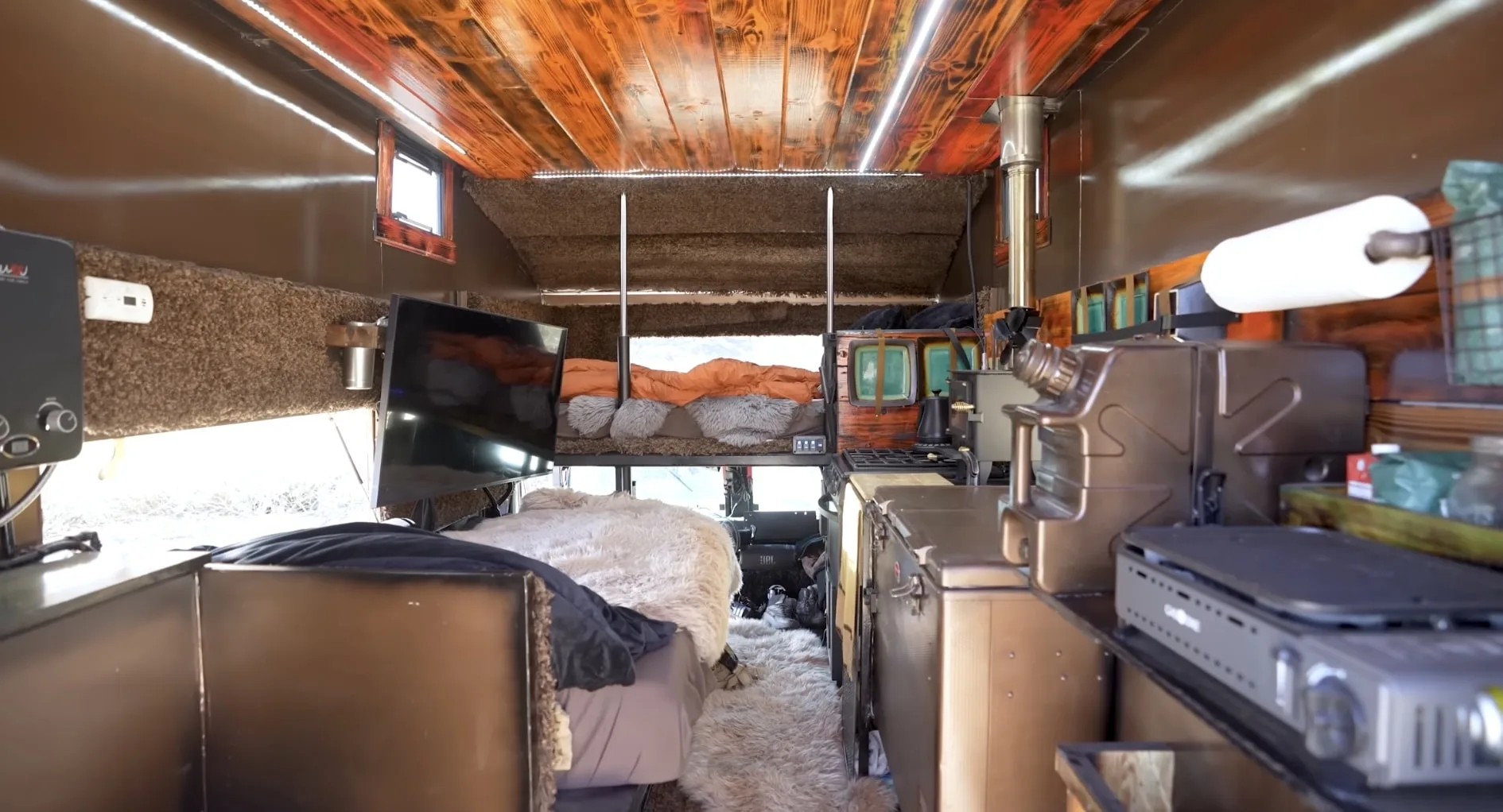 Необычный дом на колесах: узнайте как Humvee превратили в автономный кемпер