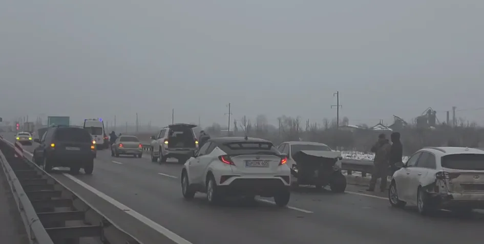 Движение на М-4 «Дон» ограничено после крупной аварии с десятками машин