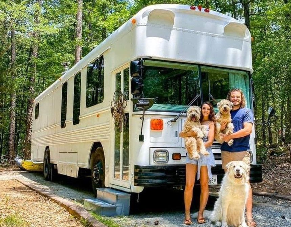 Как старый школьный автобус стал полноценным домом на колесах для семьи