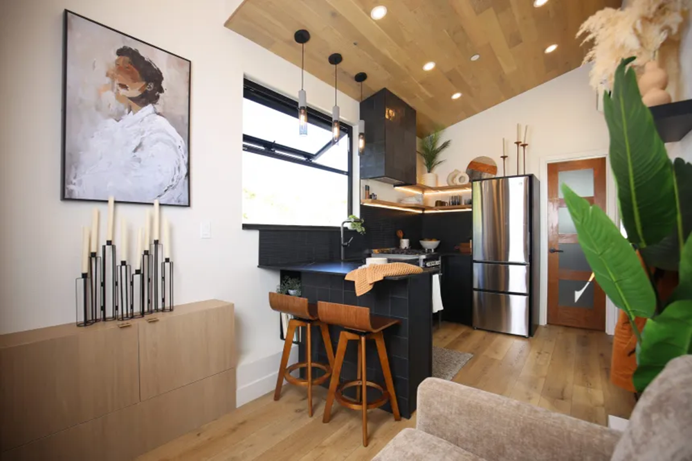 Мини-дом Modern Moody: как темный интерьер и лаконичный дизайн меняют представление о роскоши