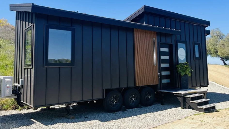 Мини-дом Modern Moody: как темный интерьер и лаконичный дизайн меняют представление о роскоши