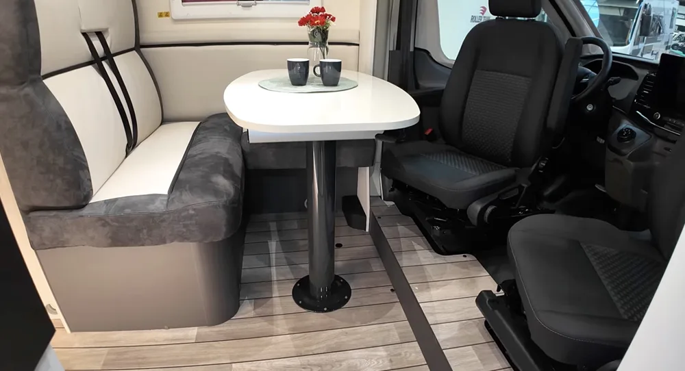 Forster 599 2026: дом на колесах с удивительно просторным интерьером для двоих