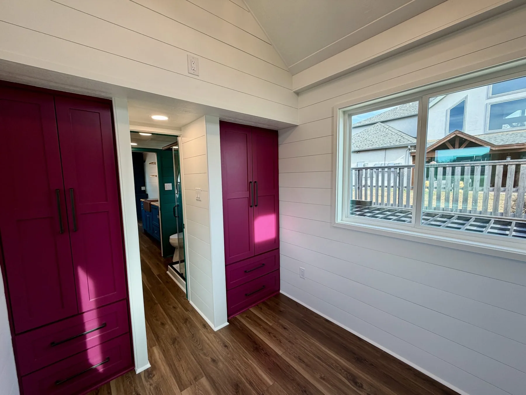 32-футовый дом на колесах удивляет функциональностью и оригинальным интерьером