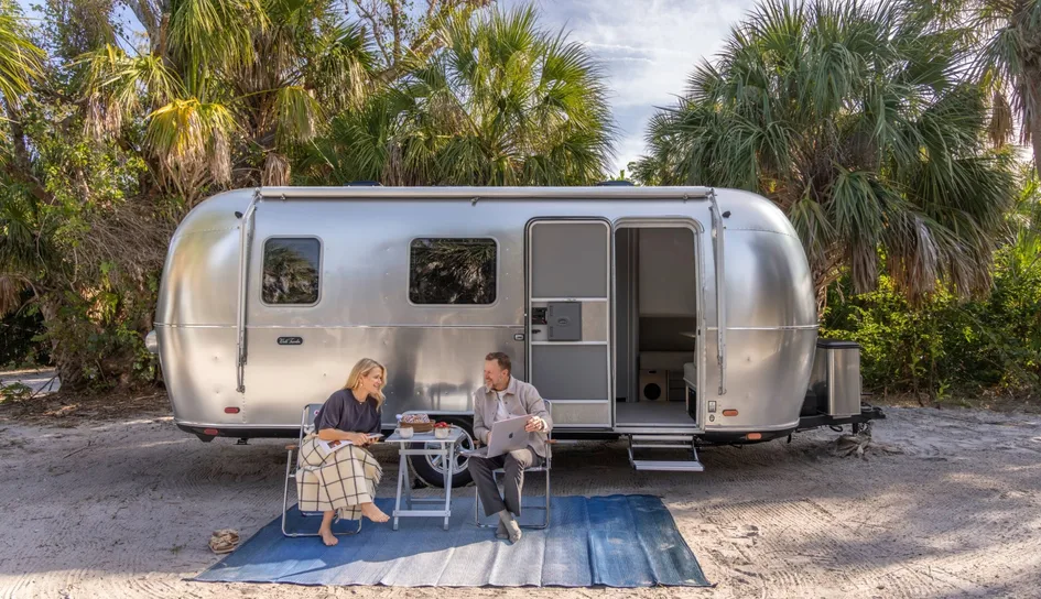 Airstream World Traveler 22RB: новый дом на колесах для современных путешественников