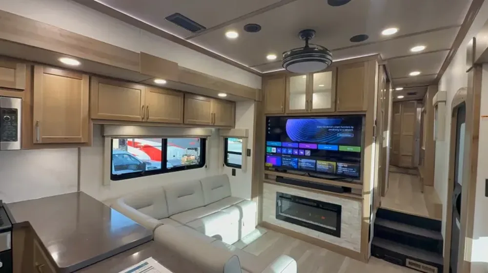 Luxe Regent 49RH 2027: роскошный дом на колесах с гаражом