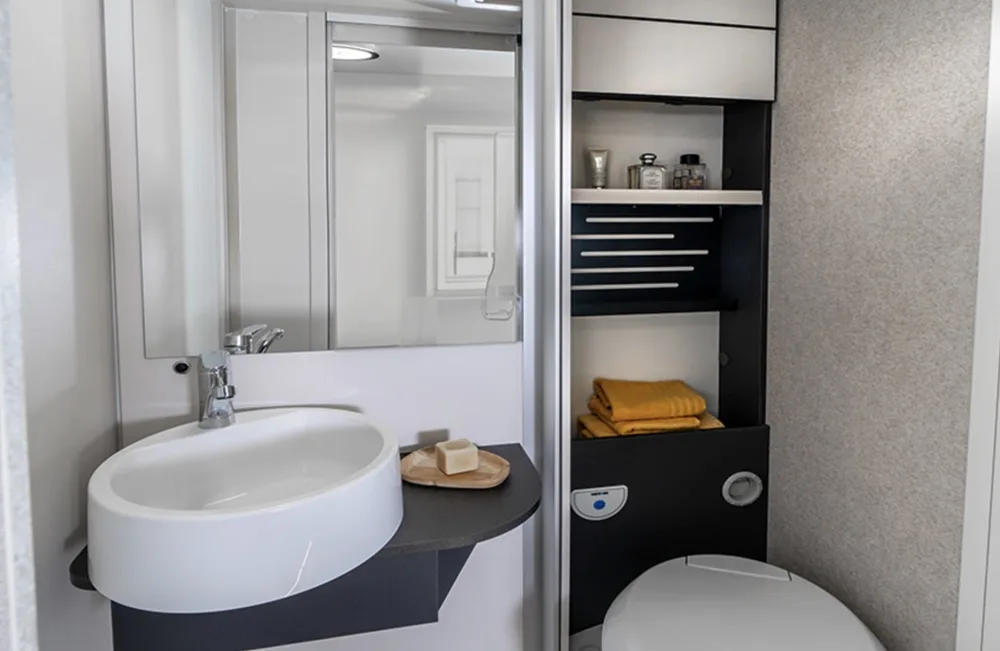 Forster 599 2026: дом на колесах с удивительно просторным интерьером для двоих