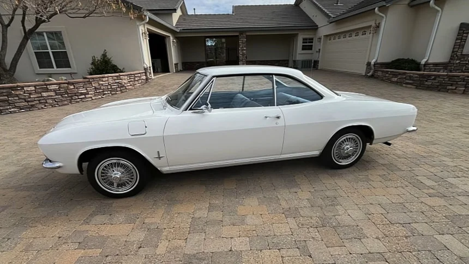 Уникальный Chevrolet Monza 1965 года: автомобиль, который простоял полвека