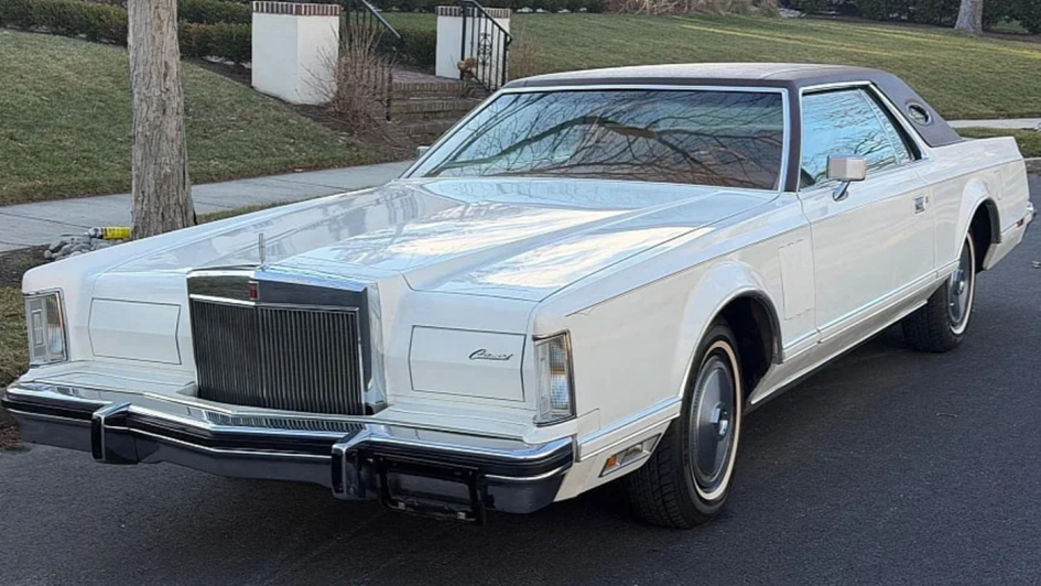 Легендарный Lincoln Continental Mark V 1978 года с минимальным пробегом ищет нового владельца