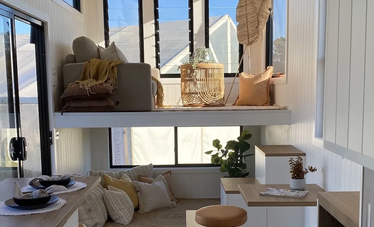 Австралийский дом на колесах удивил уютной и светлой лаунж-зоной на мезонине