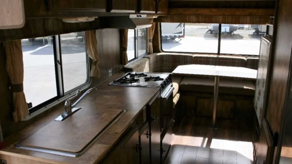 Редкий кемпер Toyota Sunrader 1981 года: дом на колесах из прошлого