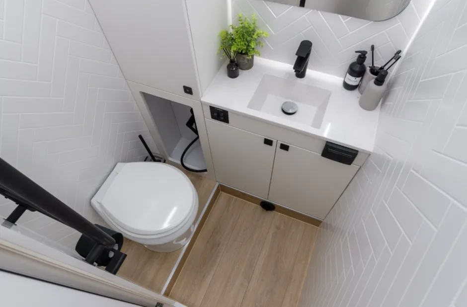 Внедорожный автодом Mercedes Arocs 6x6: дом на колесах для экстремальных путешествий