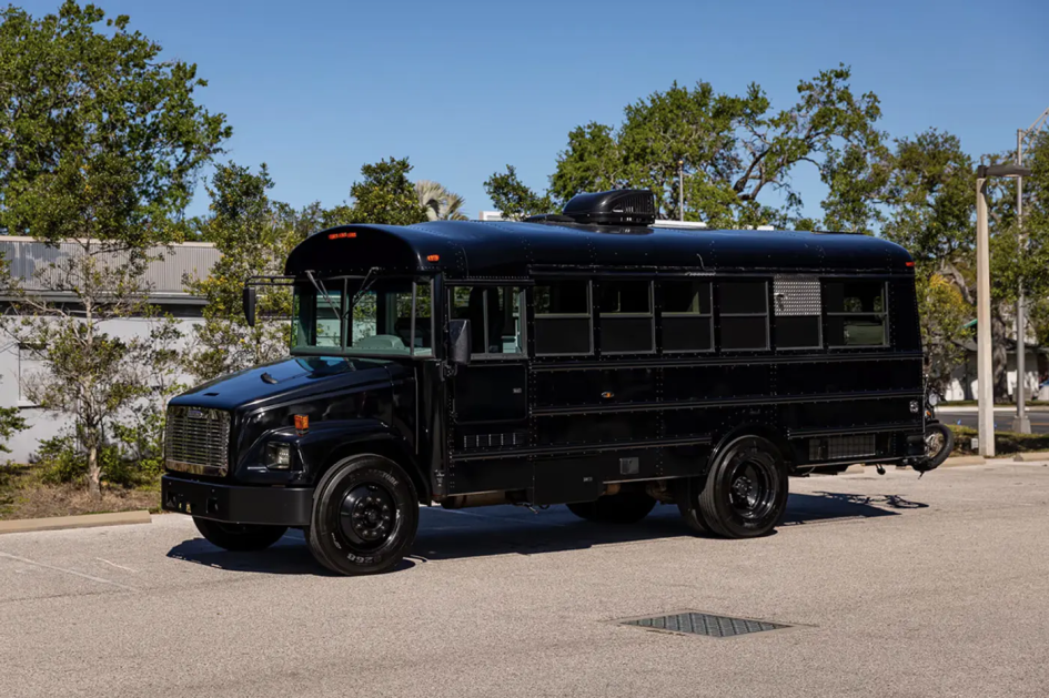 Американский школьный автобус превратили в полноценный дом на колесах