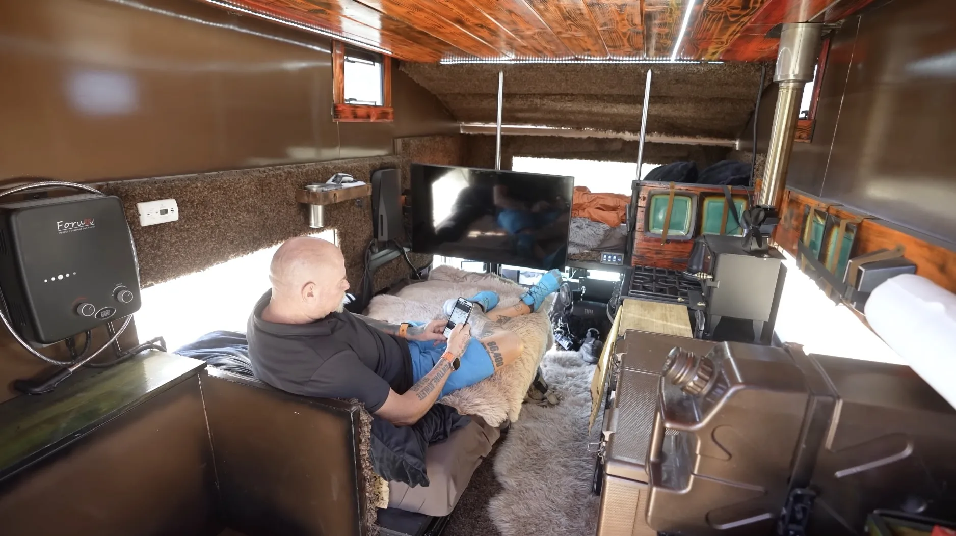 Необычный дом на колесах: узнайте как Humvee превратили в автономный кемпер