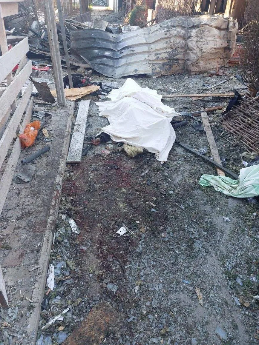 24 погибших: кадры с места удара украинских дронов по кафе и гостиннице в селе Хорлы на побережье Черного моря Херсонской области