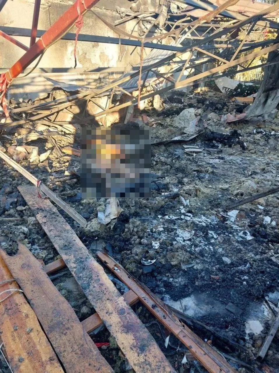 24 погибших: кадры с места удара украинских дронов по кафе и гостиннице в селе Хорлы на побережье Черного моря Херсонской области