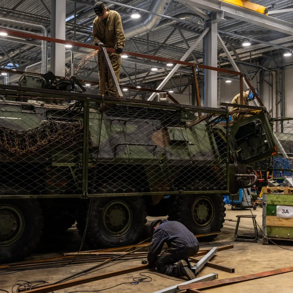 Эстонцы принялись варить антидроновые каркасы на свои бронетранспортеры Patria Pasi финского производства
