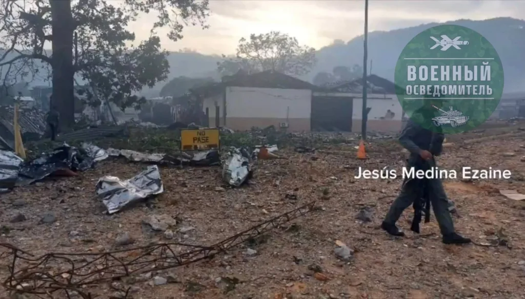 Последствия авиаударов ВВС США по пункту постоянной дислокации механизированного батальона «Аяла» в Фуэрте-Тиуна к югу от Каракаса