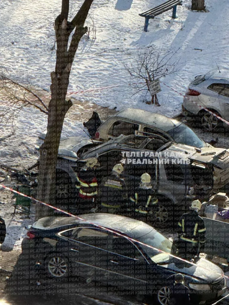 В Киеве на Оболони в районе станции метро Героев Днепра был взорван внедорожник