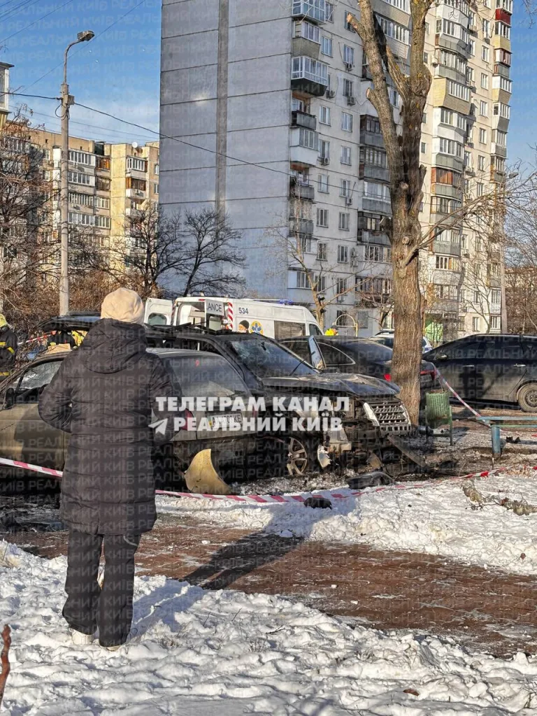 В Киеве на Оболони в районе станции метро Героев Днепра был взорван внедорожник