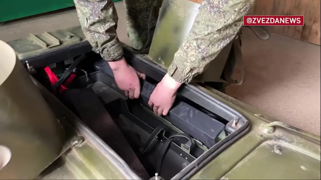 Процесс установки якорных надводных мин (ЯРМ) российским надводным БЭК "Сириус-82" на Днепре