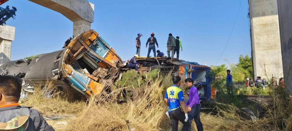 Кран рухнул на поезд в Таиланде, 22 человека погибли
