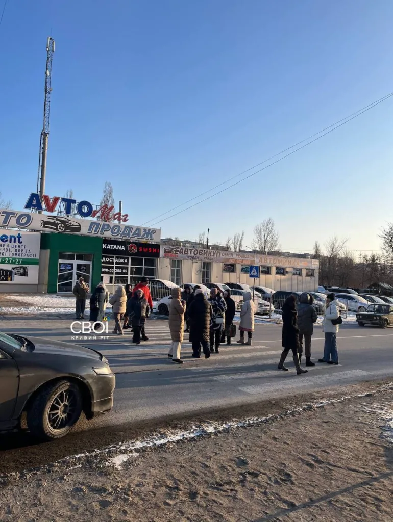 Света нет, в общем как и терпения: В Кривом Роге люди перекрыли дорогу из-за отсутствия электроэнергии уже 4 день