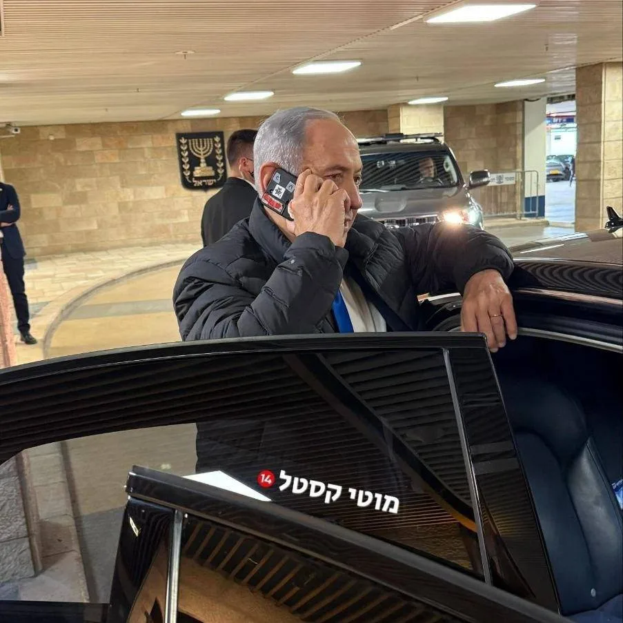 Нетаньяху пользуется телефоном с заклеенной камерой