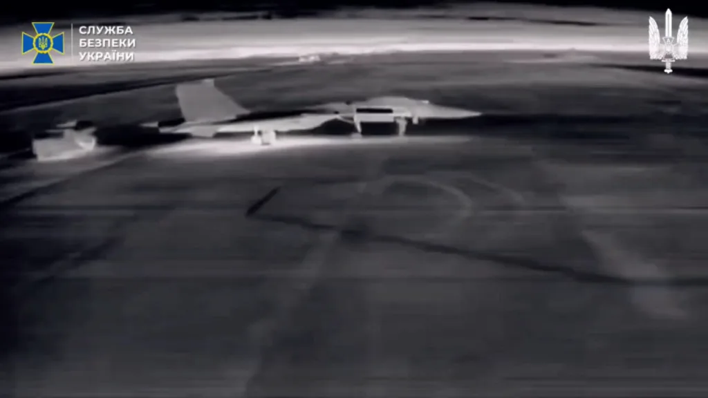 "Как хорошо жить без ангаров" или подборка работы FPV-дронов противника за 2025 год для поражения российских самолетов и склада боеприпасов, преимущественно, в Крыму