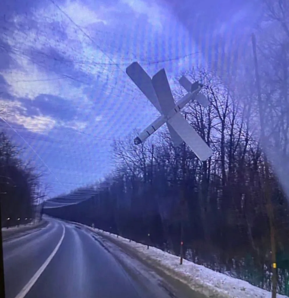 Дрон-камикадзе "Ланцет", застрявший в антидроновой сети где-то на одной из украинских дорог