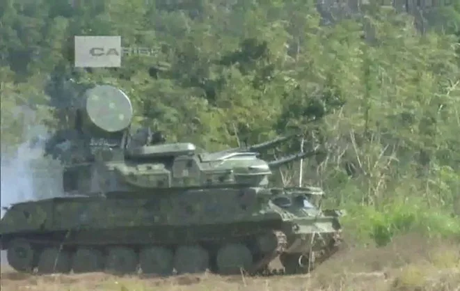 Появляются в хронике кубинских учений последних дней не только кубинские ЗСУ-самоделки. Но и довольно бодро сохранившиеся и катающиеся ЗСУ-23-4. И не только катающиеся, но и стреляющие