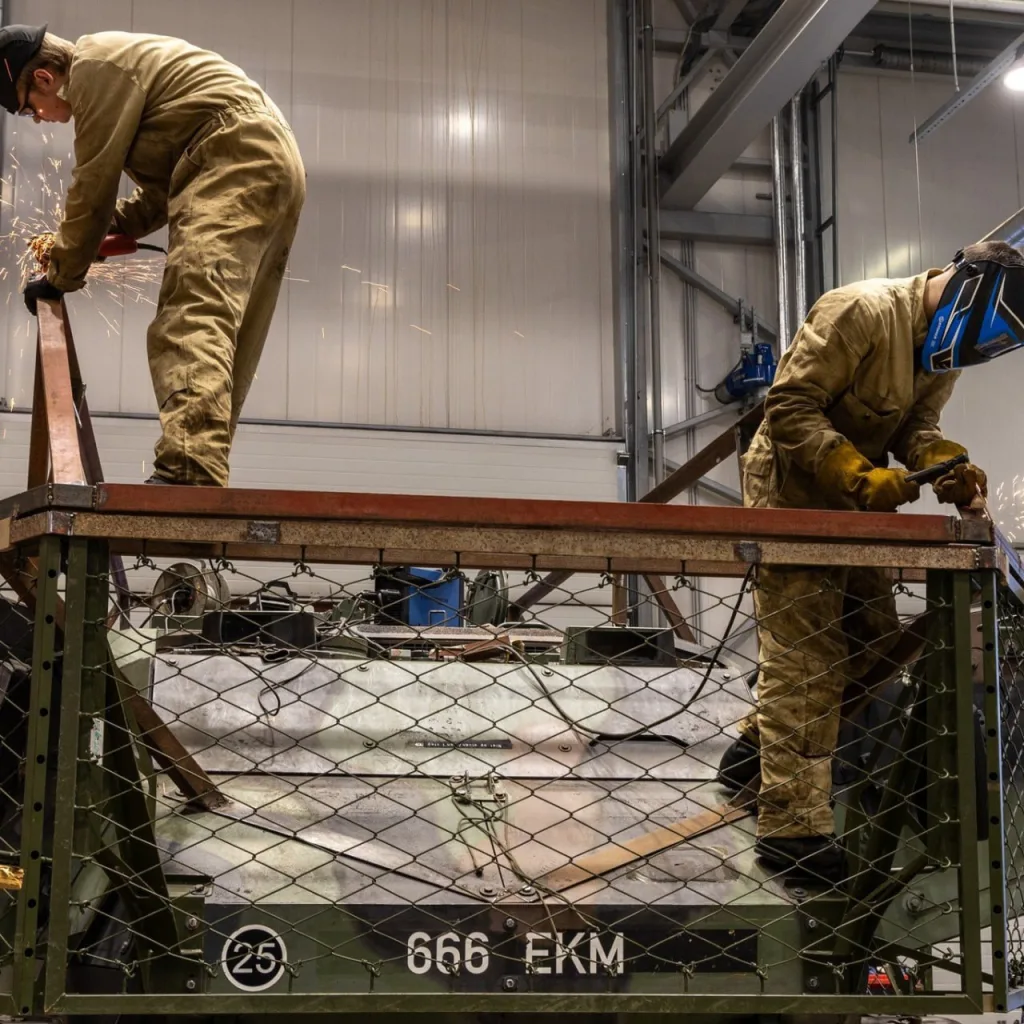 Эстонцы принялись варить антидроновые каркасы на свои бронетранспортеры Patria Pasi финского производства