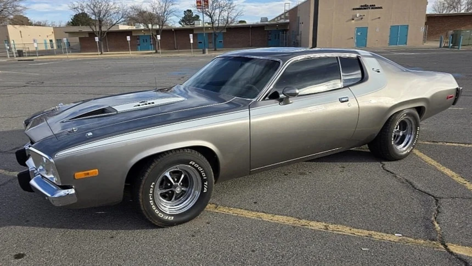 Редчайший Plymouth Road Runner GTX 1974 года с заводским люком и Six-Barrel выставлен на аукцион