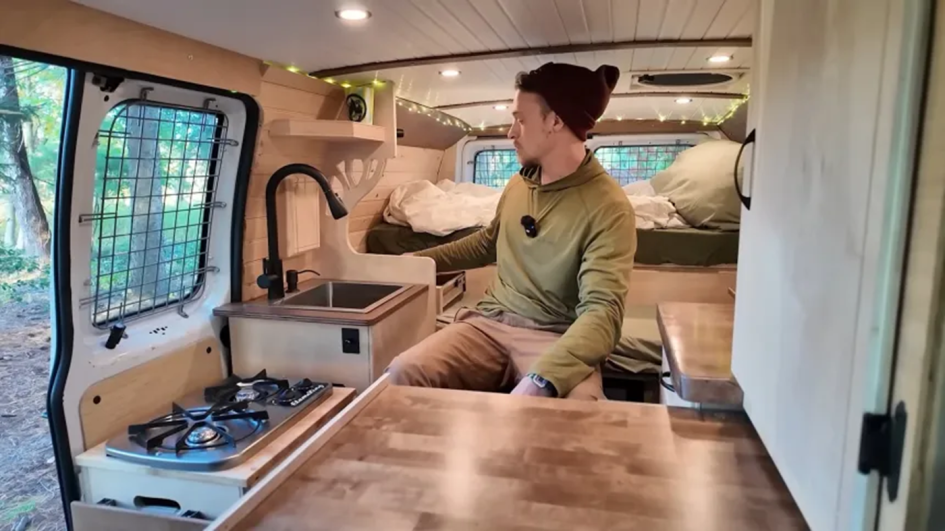 Необычный кемпер на базе Ford E-250: скрытый дом на колесах для двоих