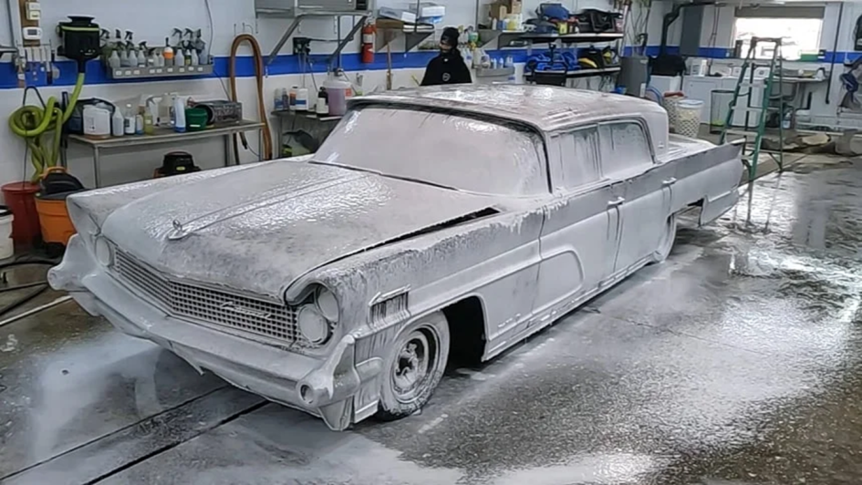 Редкий Lincoln Continental 1959 года впервые за полвека отправился на мойку