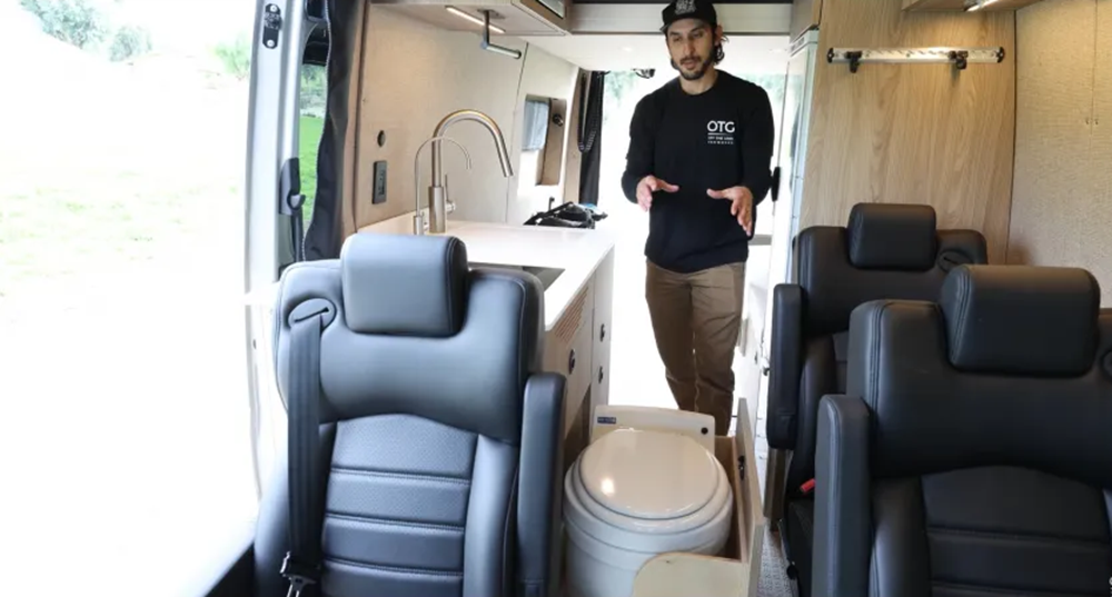 Four Mountains: новый кемпер на базе Mercedes-Benz Sprinter 2025 для зимних путешествий