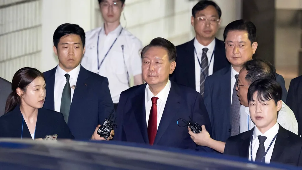 Экс-президента Южной Кореи приговорили к пожизненному заключению, сообщает Yonhap. Юн Сок Еля признали виновным в мятеже