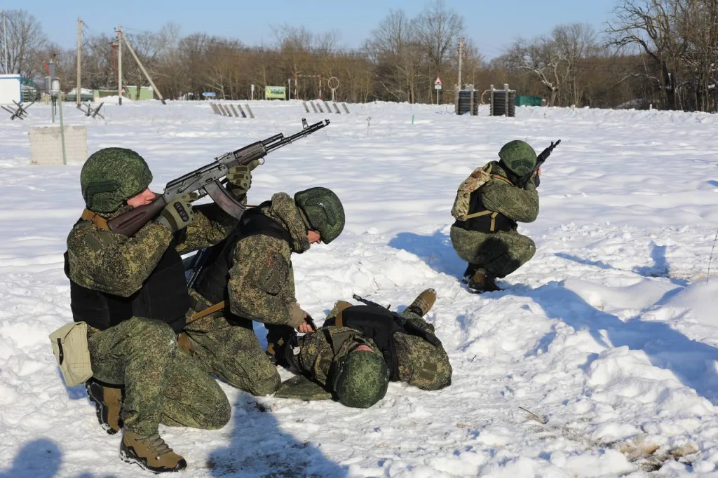 Граждане, заключившие контракт о пребывании в мобилизационном людском резерве, отрабатывают навыки по противодействию дронам камикадзе условного противника для защиты объектов критической инфраструктуры