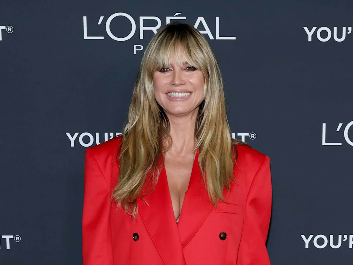 Голая Хайди Клум с шубой на плечах снялась на жезнодорожных путях0