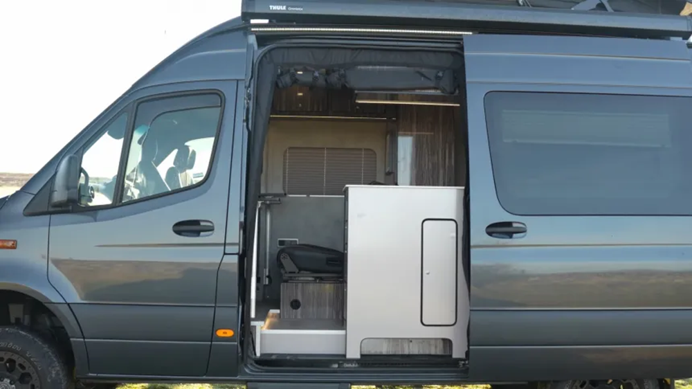 4x4 Sprinter с уникальной планировкой и подъемной крышей: новый взгляд на автодома