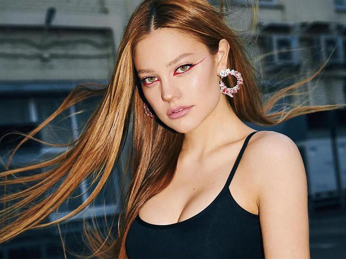 Экс-супруга Моргенштерна показала фото на море в бикини и чулках0