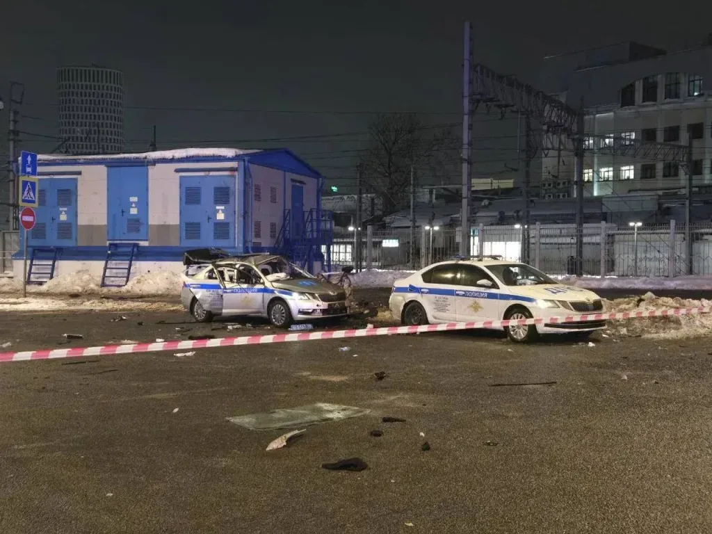 Один полицейский погиб, двое госпитализированы в результате нападения на площади Савеловского вокзала в Москве