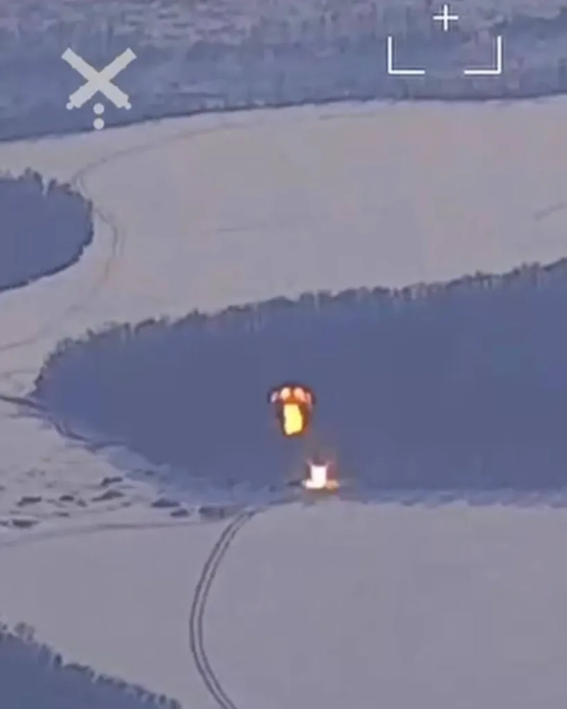 Как заявляется, на кадрах применение противником высокоточного 155-мм снаряда BONUS для удара по пусковой установке ЗРК «Бук-М3»