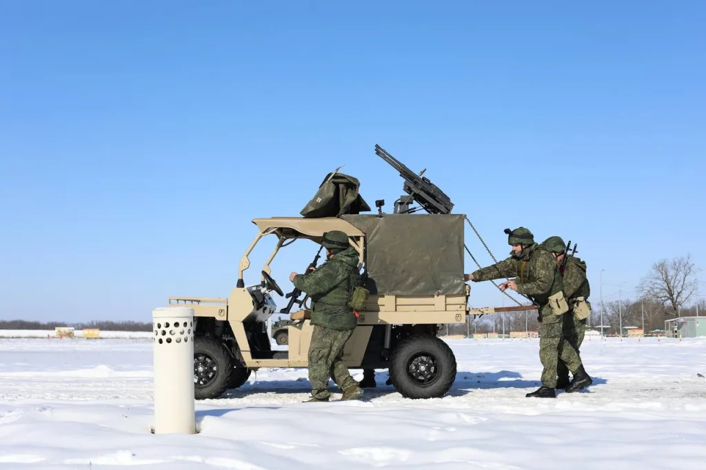 Граждане, заключившие контракт о пребывании в мобилизационном людском резерве, отрабатывают навыки по противодействию дронам камикадзе условного противника для защиты объектов критической инфраструктуры