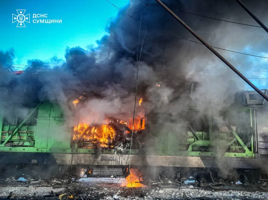 Тушение украинского локомотива, пораженного дроном в Конотопе Сумской области