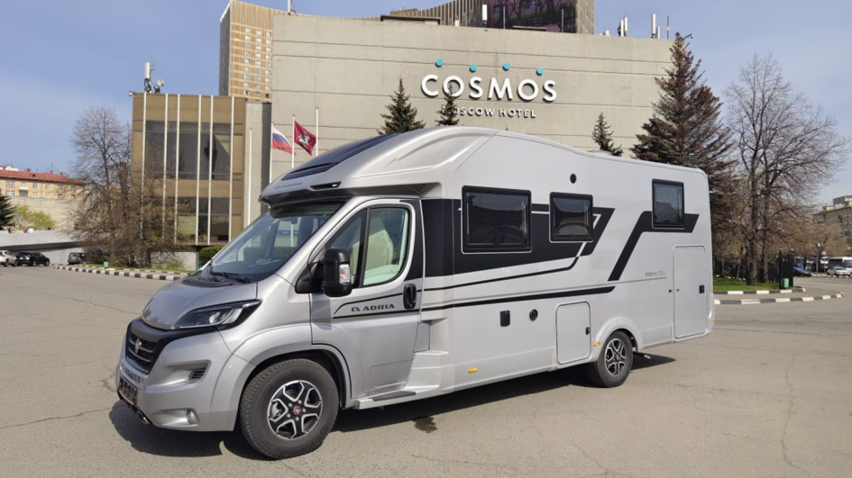 Полуинтегрированный автодом ADRIA Matrix Supreme 670 SL: пять спальных мест и зимний пакет