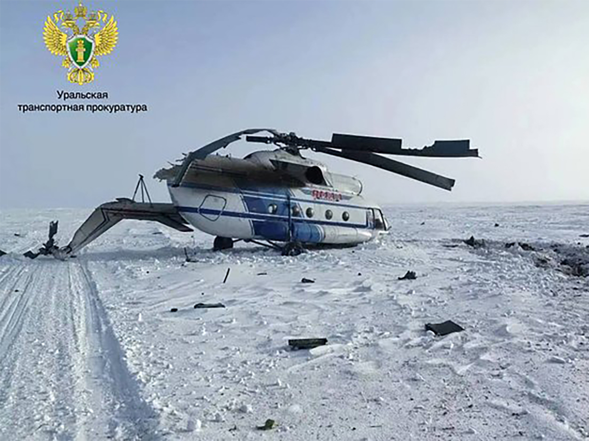 Вертолет Ми-8 с рабочими совершил жесткую посадку на Ямале0