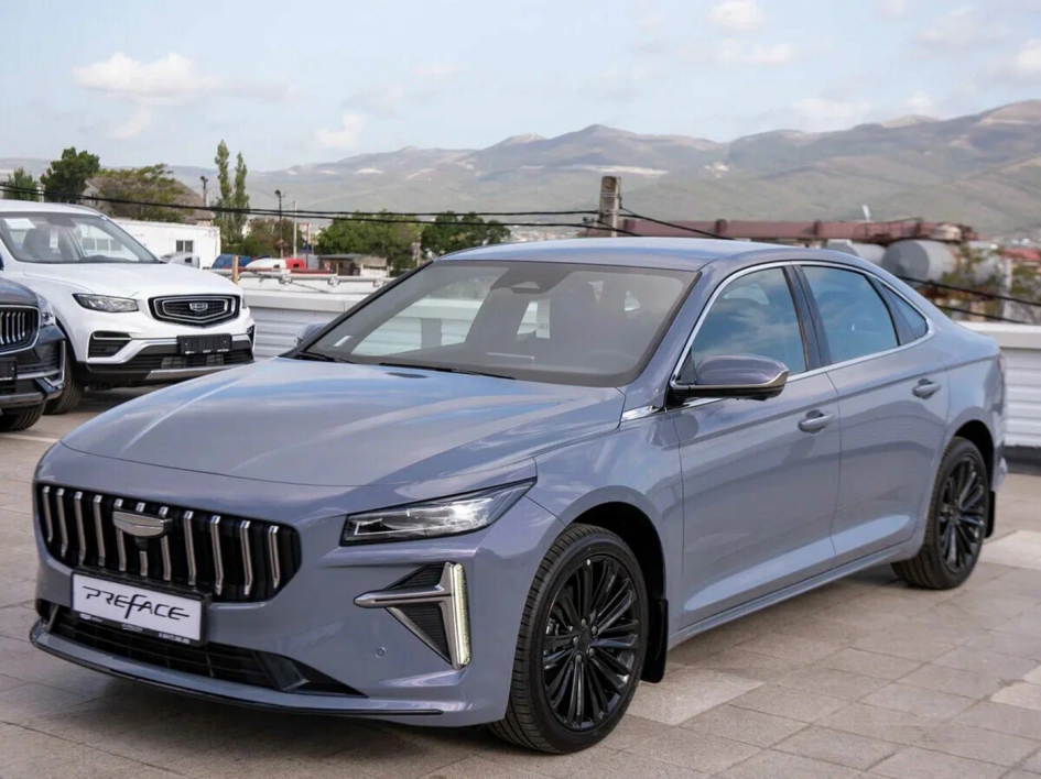 Geely готовит масштабное обновление: новые гибриды, метанол и ассистенты в 2026 году
