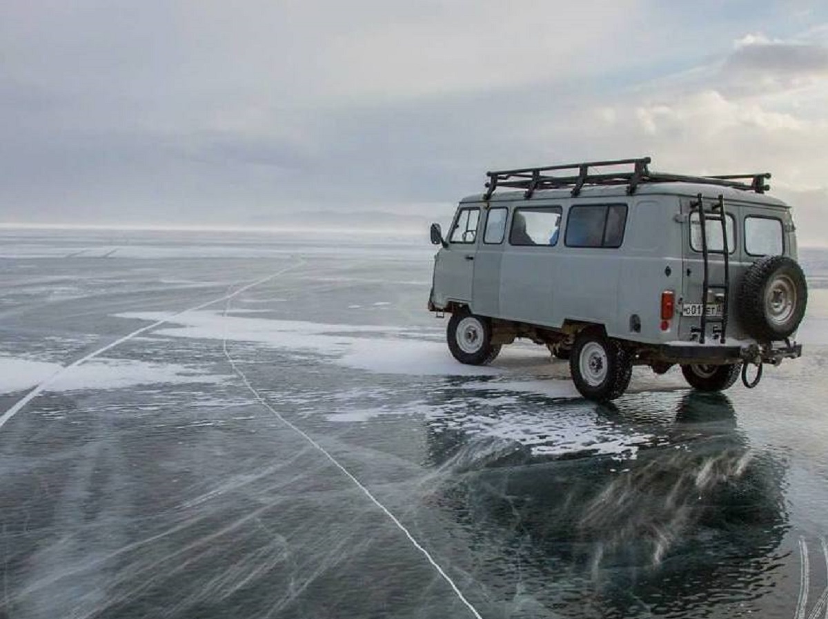 УАЗ «Буханка» с путешественниками из КНР утонула на Байкале: 8 человек погибли0