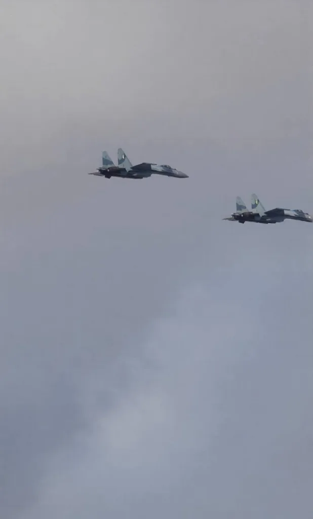 В сети появились кадры с якобы полетом истребителя 5-го поколения Су-57Э в Алжире, также пролетом пары истребителей Су-35 в цветах ВВС Алжира