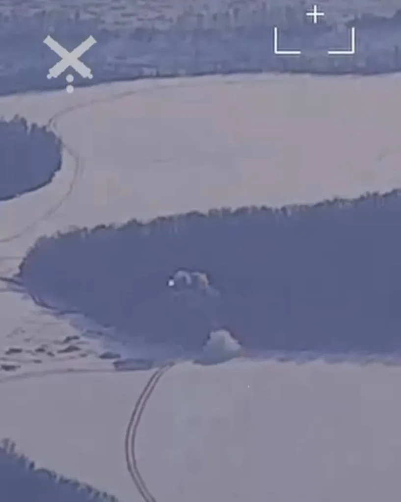 Как заявляется, на кадрах применение противником высокоточного 155-мм снаряда BONUS для удара по пусковой установке ЗРК «Бук-М3»